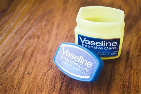 Does Vaseline help razor bumps?