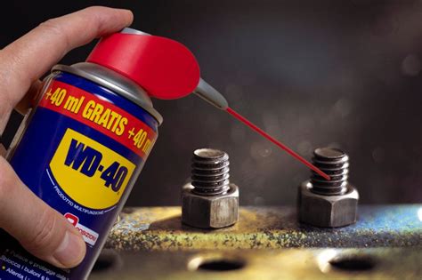 Does WD-40 really loosen bolts?