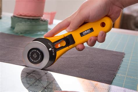 Does a rotary cutter rotate?