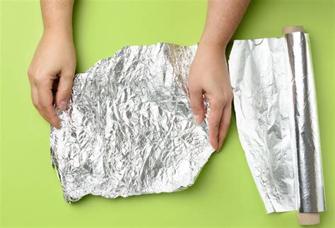 Does aluminum foil emit toxins?
