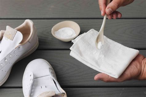 Does baking soda clean white sneakers?