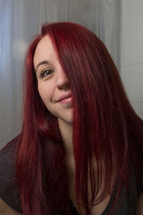 Does bleach turn red hair pink?
