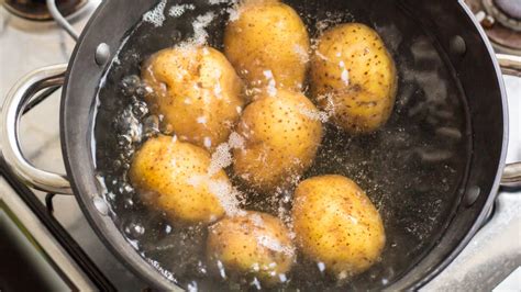 Does boiling a potato remove carbs?