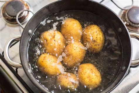 Does boiling potatoes remove carbs?