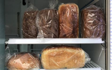 Does bread dry out in the fridge?