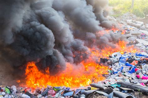 Does burning of plastic cause pollution yes or no?