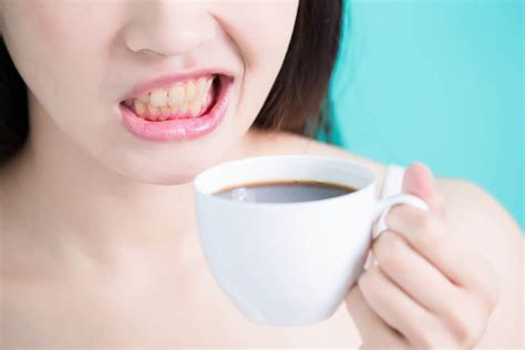 Does coffee damage teeth?