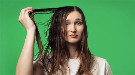 Does cold air make your hair greasy?