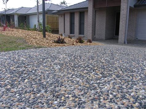 Does concrete stick to rocks?