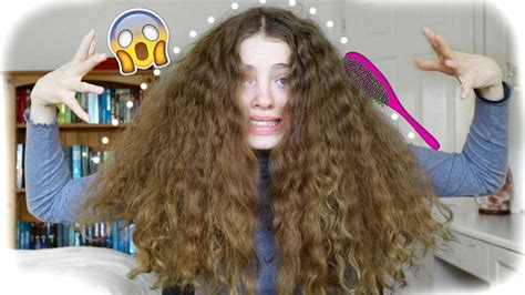 Does curly hair need to be brushed?