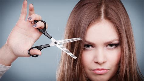 Does cutting hair with scissors damage hair?