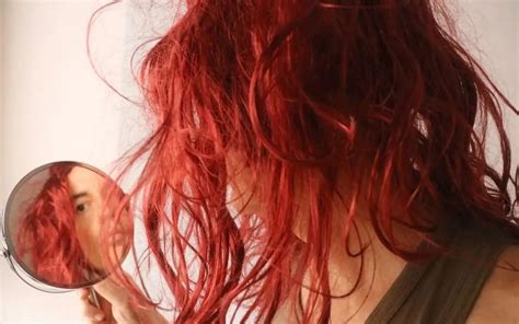 Does dying hair red damage it?