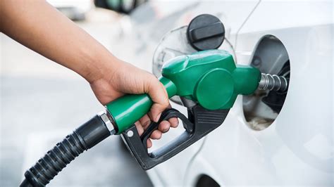 Does filling up save gas?