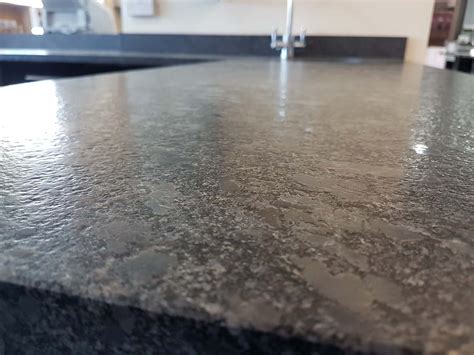 Does granite get hot in the sun?