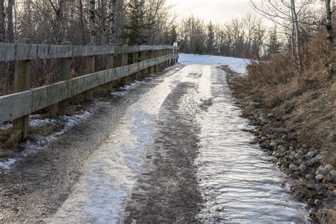 Does gravel melt ice?