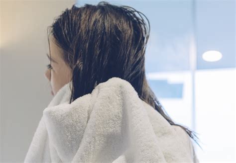 Does hair dry faster in a towel or air?