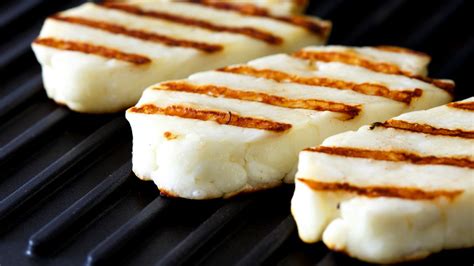 Does halloumi melt like mozzarella?