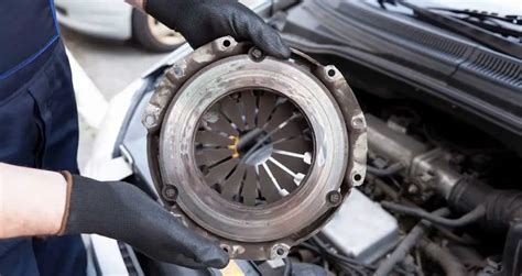 Does holding clutch in hurt it?