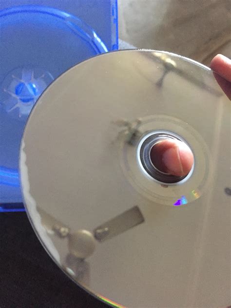 Does leaving the disc in PS4 damage it?