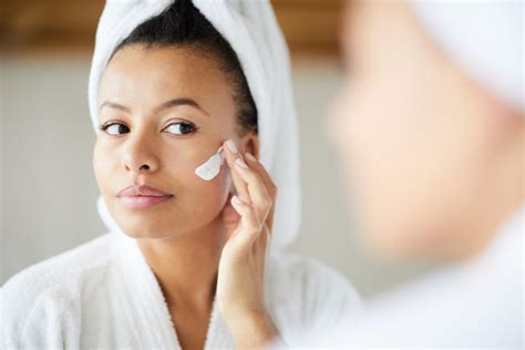 Does moisturizer help peeling skin?