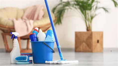 Does mopping with vinegar leave a smell?