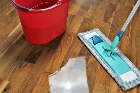 Does mopping with vinegar make the floor sticky?