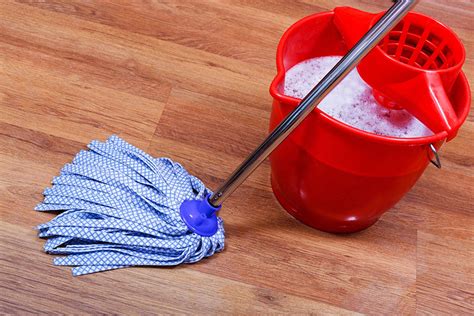 Does mopping with vinegar stink?