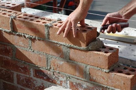 Does mortar stick to bricks?