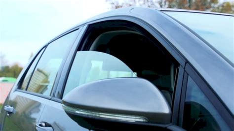 Does opening car windows waste gas?