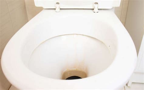 Does pee leave a stain when it dries?