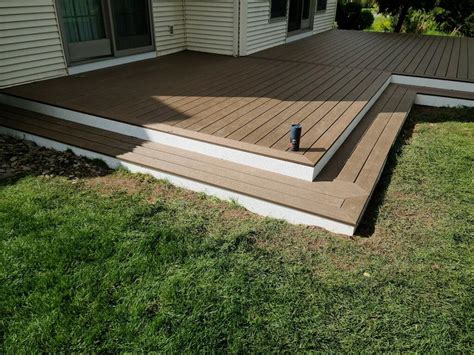 Does plastic decking get hot?