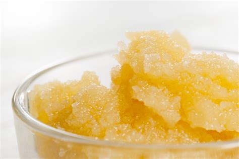 Does pure honey crystallize in cold?