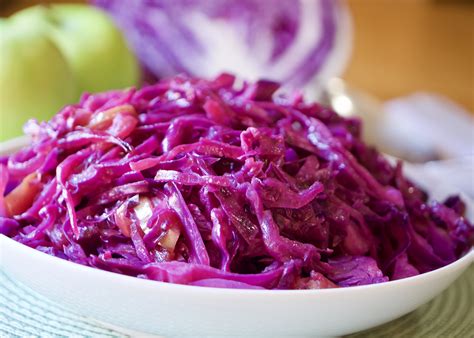 Does purple cabbage change color when cooked?