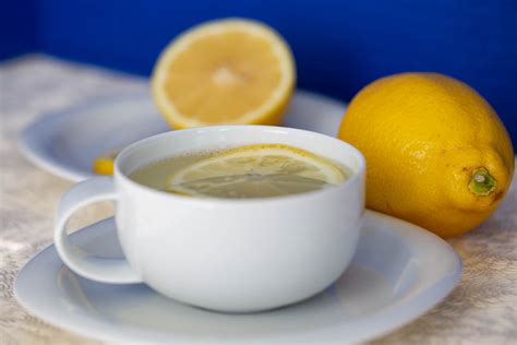 Does putting lemon in hot water destroy vitamin C?