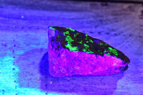 Does quartz glow under UV?