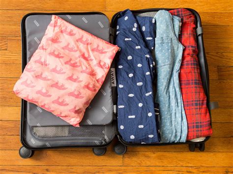 Does rolling save space in suitcase?