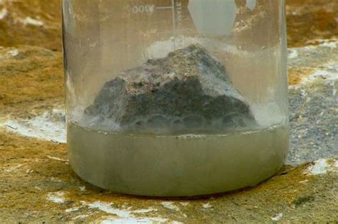 Does sandstone react to hydrochloric acid?