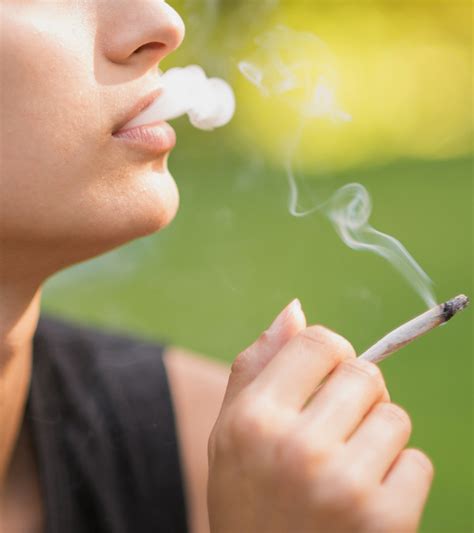 Does smoking cause small lips?