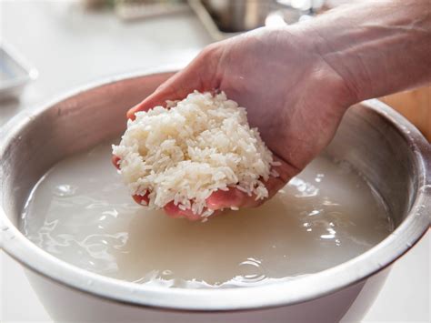Does soaking rice make it sticky?