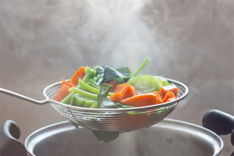 Does steaming food lose nutrients?