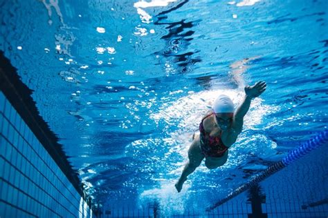 Does swimming laps work your abs?