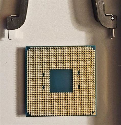 Does the Ryzen 7 5800X have pins?