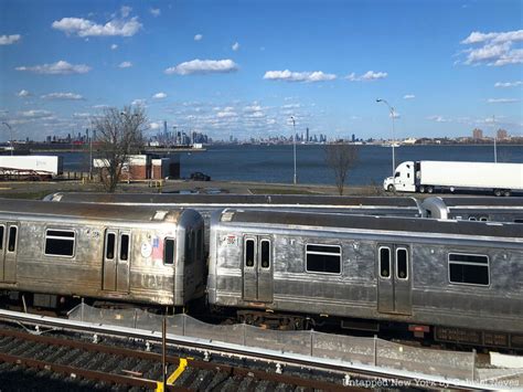 Does the Staten Island Railway go to Manhattan?