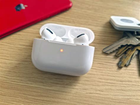 Does the orange light stay on when charging AirPods Pro?