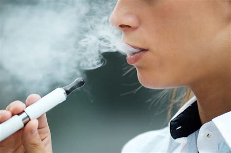 Does vaping cause smokers lips?