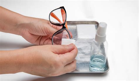 Does vinegar clean glasses?