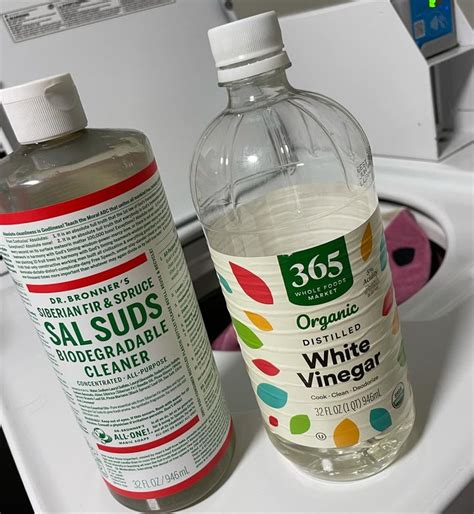 Does vinegar disinfect laundry?