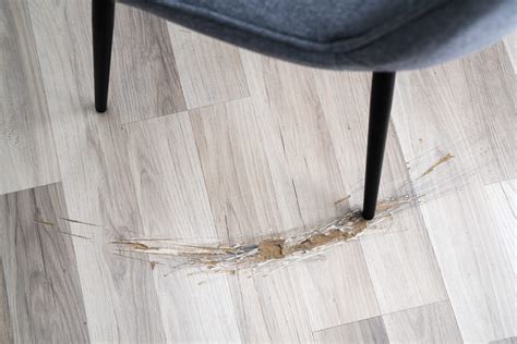 Does vinyl flooring damage the floor?