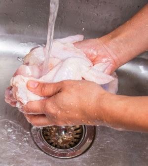 Does washing chicken get rid of bacteria?