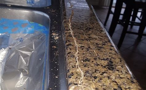 Does water cause granite to crack?